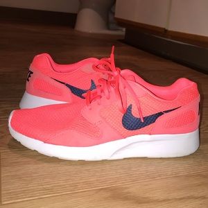 Women’s Hot Pink Nike Roshe Tennis Shoes. Size 8.
